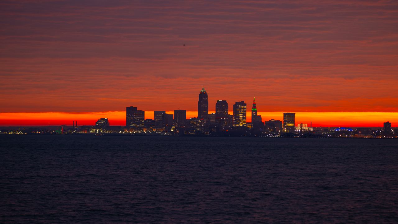 Обои город, море, рассвет, темный