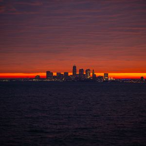 Превью обои город, море, рассвет, темный