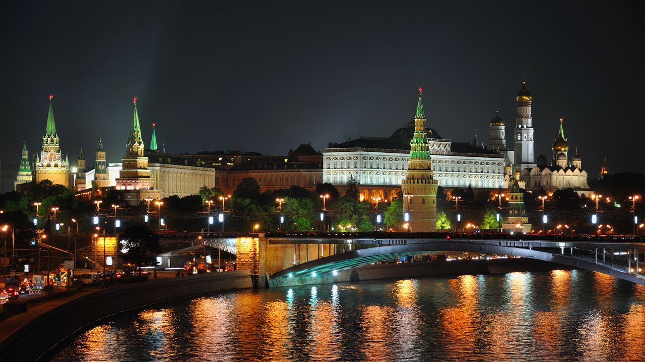 Обои город, москва, ночь, огни, мост, отражение, река