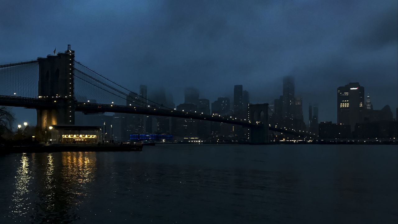 Обои город, мост, вода, туман, сумерки, темный
