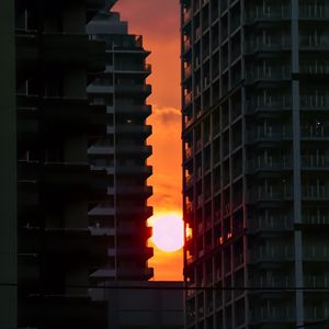 Превью обои город, небоскреб, закат, солнце, оранжевый