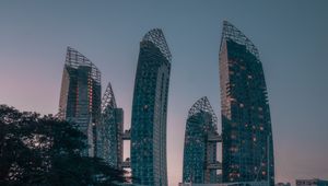 Превью обои город, небоскребы, пристань, лодка, озеро