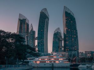 Превью обои город, небоскребы, пристань, лодка, озеро