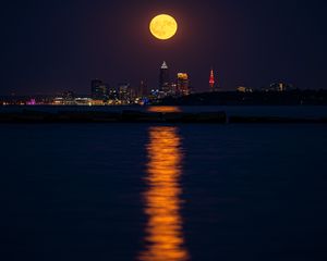 Превью обои город, ночь, луна, здания, вода, отражение