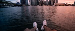 Превью обои город, озеро, ноги, здания, берег