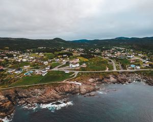 Превью обои город, побережье, скалы, море, холмы