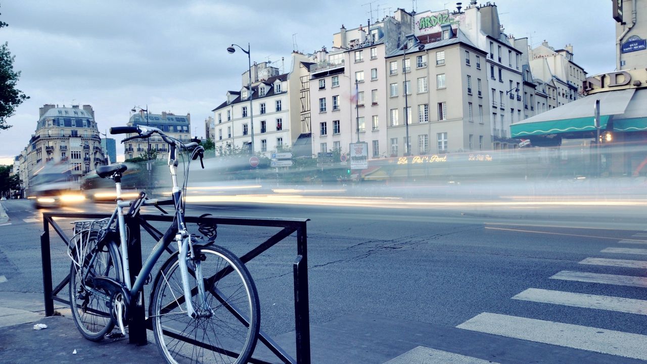 Обои город, рассвет, улица, здания, дорога, велосипед, туман
