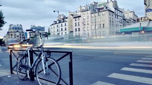 Превью обои город, рассвет, улица, здания, дорога, велосипед, туман