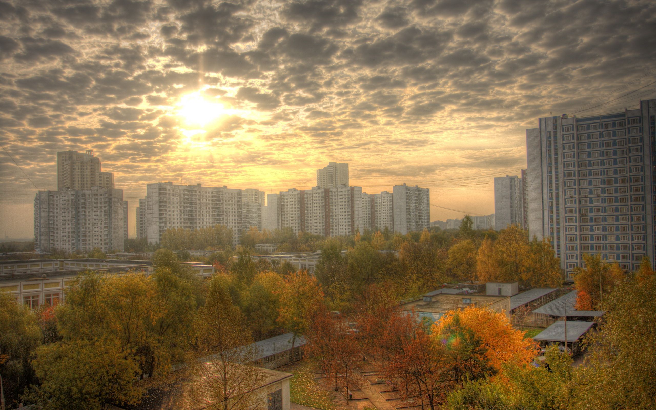 Спальный район российского города осенью