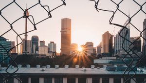 Превью обои город, солнце, забор, луч