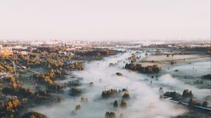 Превью обои город, туман, вид сверху, деревья, холмы