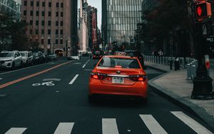 Превью обои город, улица, автомобили, здания, дорога