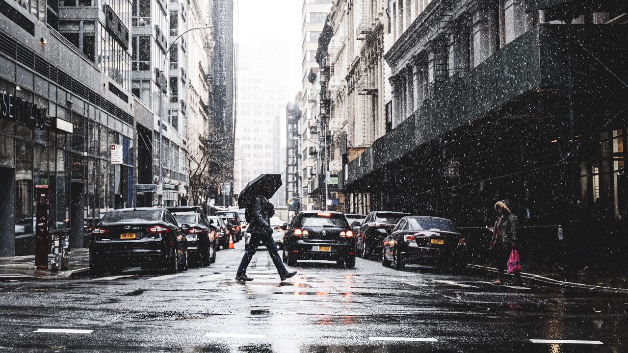 Обои город, улица, дождь, люди, машины, здания