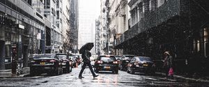 Превью обои город, улица, дождь, люди, машины, здания
