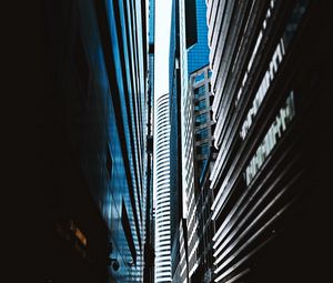 Превью обои город, улица, здания, дорога, машины