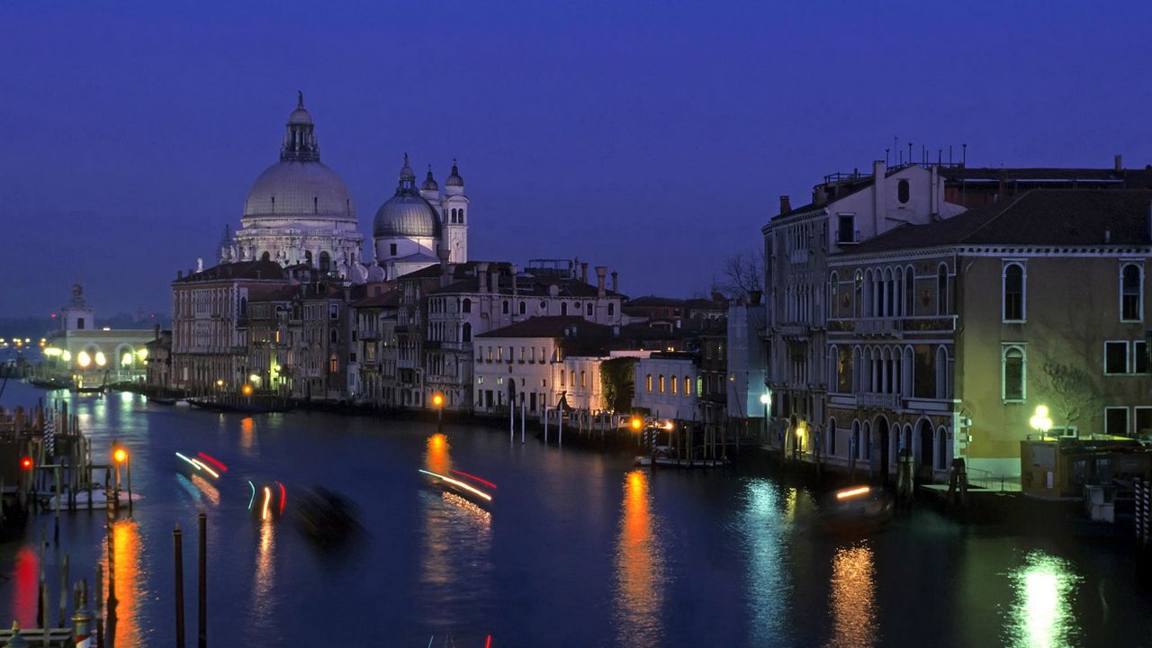 Обои город, венеция, город на воде, италия, огни, яркие, свет, ночь, ночной город, вода, освещение, дома, здания, постройки, архитектура, купола