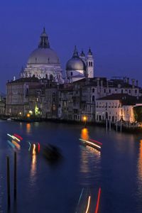 Превью обои город, венеция, город на воде, италия, огни, яркие, свет, ночь, ночной город, вода, освещение, дома, здания, постройки, архитектура, купола