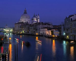 Превью обои город, венеция, город на воде, италия, огни, яркие, свет, ночь, ночной город, вода, освещение, дома, здания, постройки, архитектура, купола