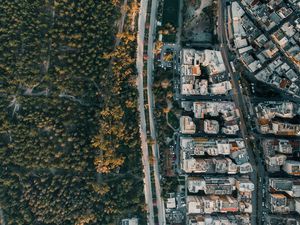 Превью обои город, вид сверху, дорога, здания, лес