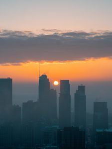 Превью обои город, вид сверху, солнце, закат, туман