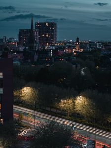 Превью обои город, вид сверху, здания, дорога, деревья, сумерки