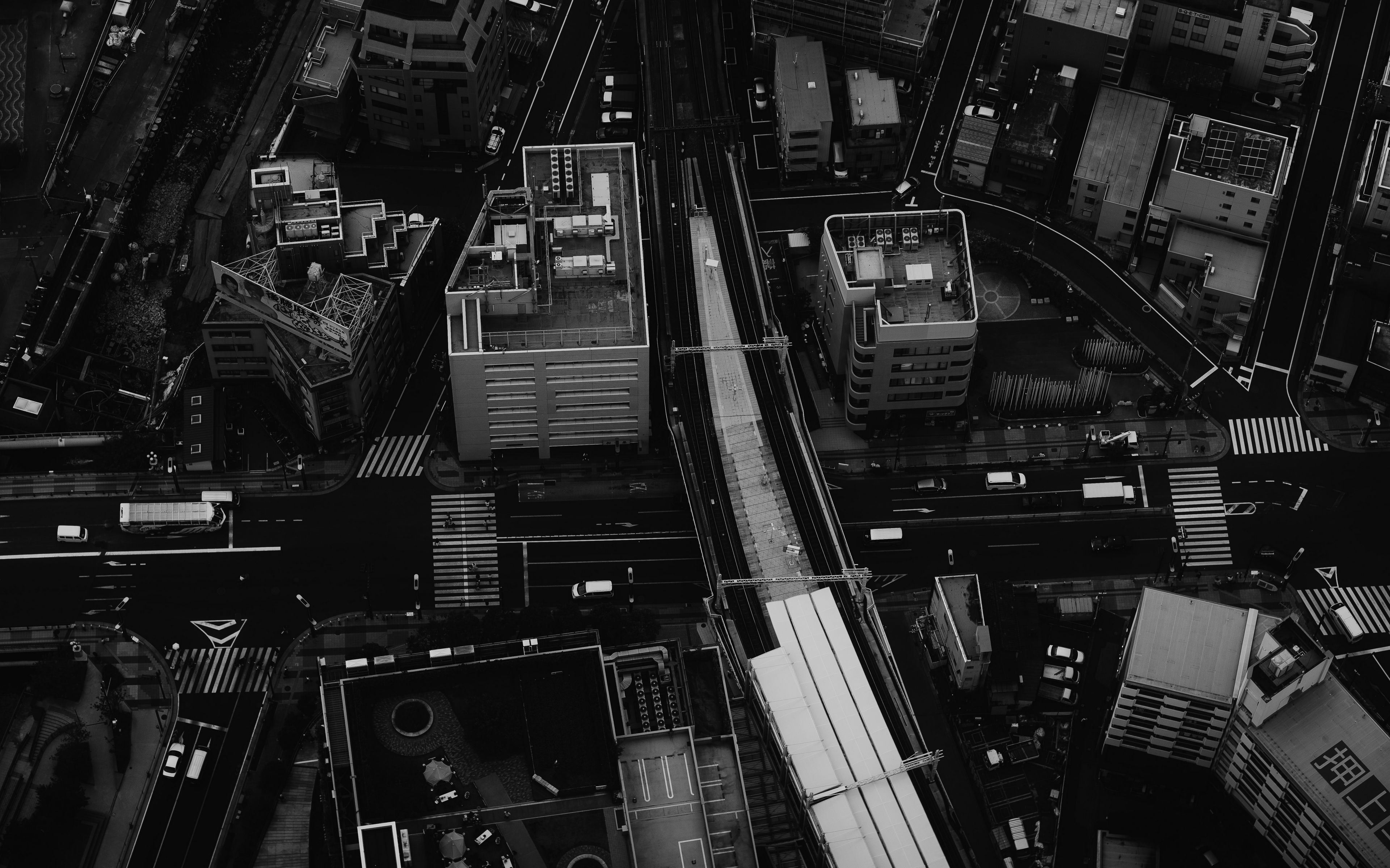 Скачать 3840x2400 город, вид сверху, здания, дорога, черно-белый обои,  картинки 4k ultra hd 16:10