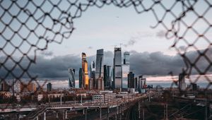 Превью обои город, забор, сетка, москва, россия