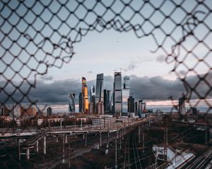 Превью обои город, забор, сетка, москва, россия