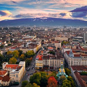 Превью обои город, здания, архитектура, крыши, горы