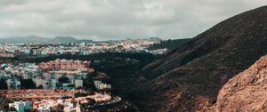 Превью обои город, здания, архитектура, скалы, склон