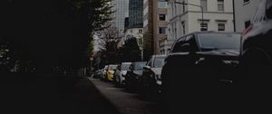 Превью обои город, здания, автомобили, стоянка, дорога