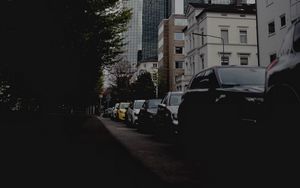 Превью обои город, здания, автомобили, стоянка, дорога