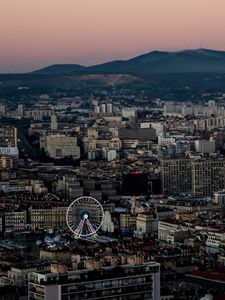 Превью обои город, здания, долина, горы, сумерки