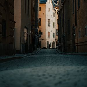 Превью обои город, здания, дорога, улица, силуэт, прогулка