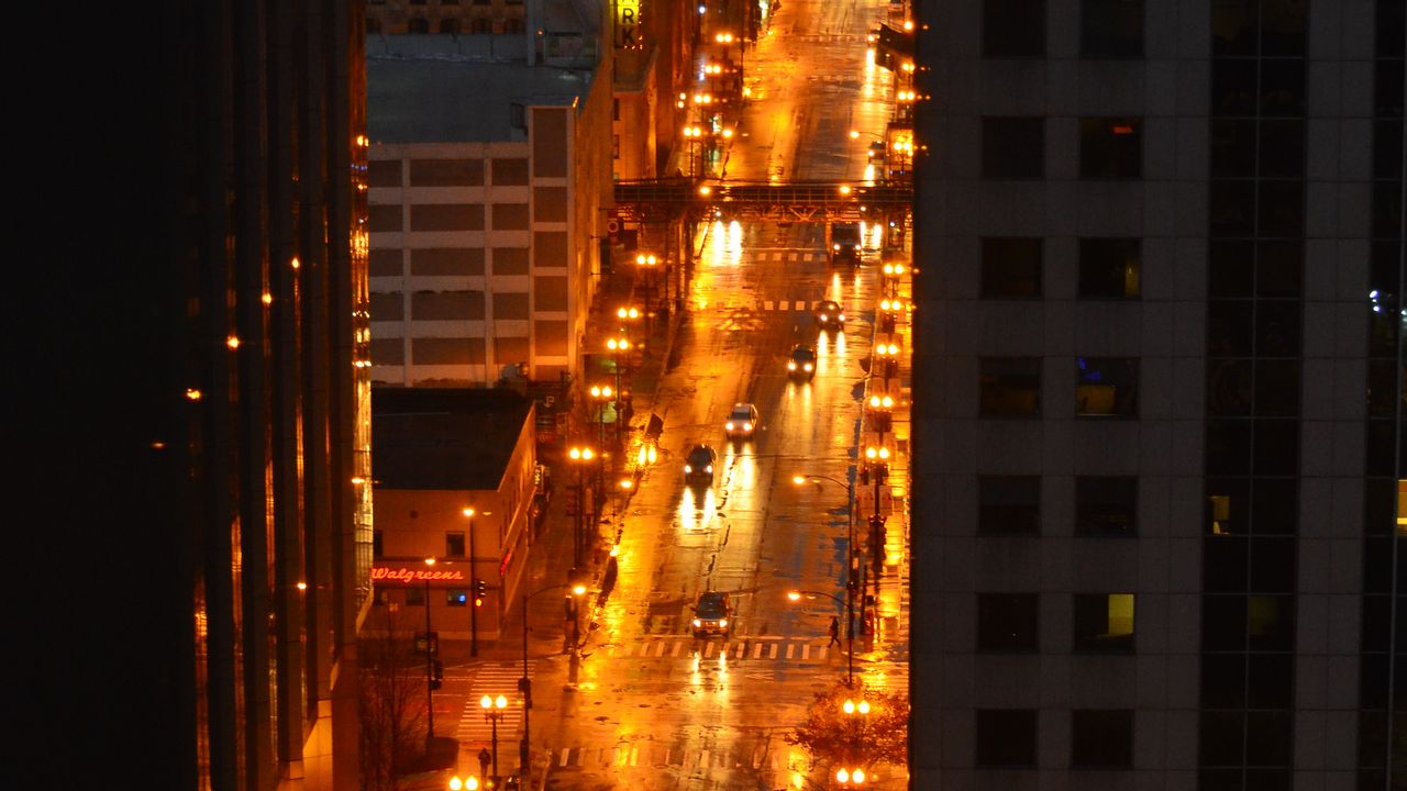 Обои город, здания, дорога, автомобили, фонари, вид сверху, темный