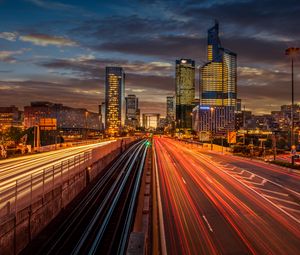 Превью обои город, здания, дорога, свет, длинная выдержка, сумерки