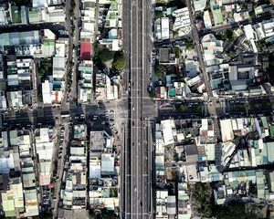 Превью обои город, здания, крыши, дорога, вид сверху