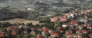 Превью обои город, здания, крыши, дорога, деревья