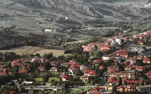 Превью обои город, здания, крыши, дорога, деревья