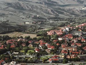 Превью обои город, здания, крыши, дорога, деревья
