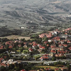 Превью обои город, здания, крыши, дорога, деревья