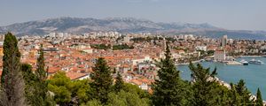 Превью обои город, здания, крыши, вид сверху, архитектура, деревья
