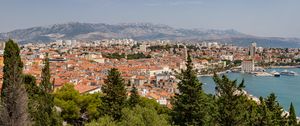 Превью обои город, здания, крыши, вид сверху, архитектура, деревья