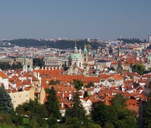 Превью обои город, здания, крыши, архитектура, деревья, вид сверху