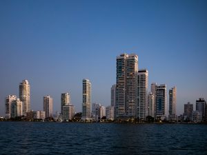 Превью обои город, здания, море, волны, небо
