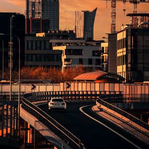 Превью обои город, здания, мост, дорога, автомобиль