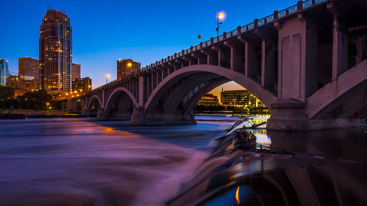 Обои город, здания, мост, архитектура, вода, сумерки