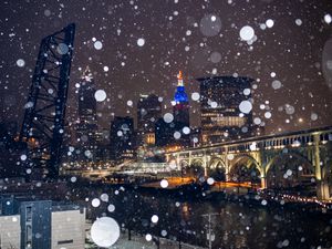 Превью обои город, здания, мост, снег, боке
