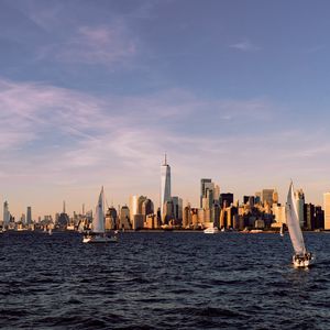 Превью обои город, здания, парусник, вода