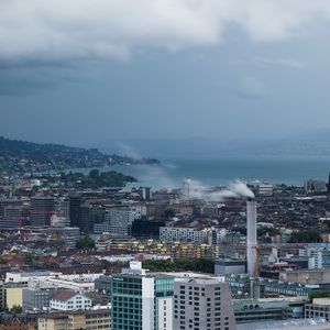 Превью обои город, здания, побережье, вода, горы